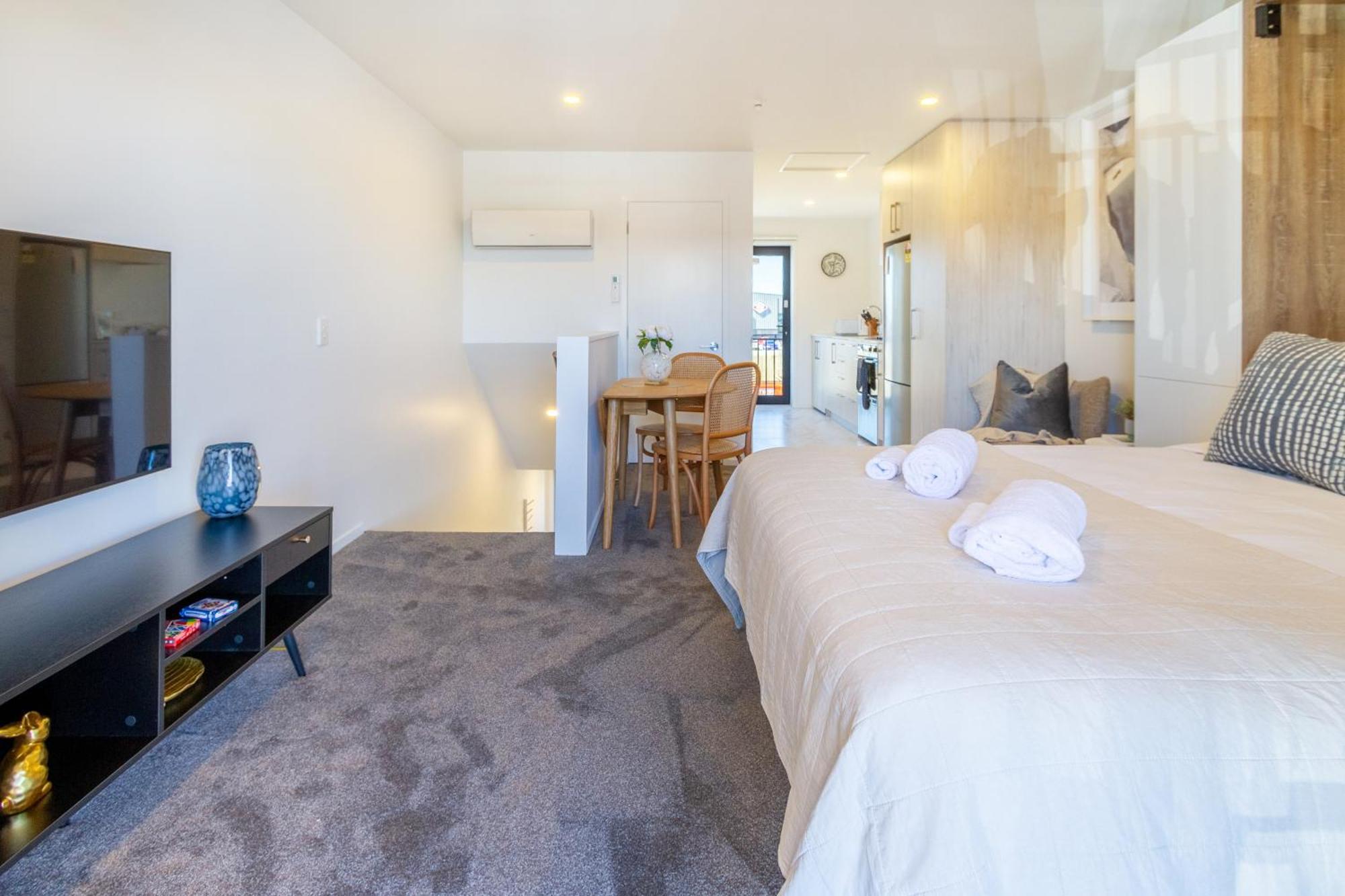 Explore From 8 Wilmer: Upper Level Cozy Studio Christchurch Exterior photo